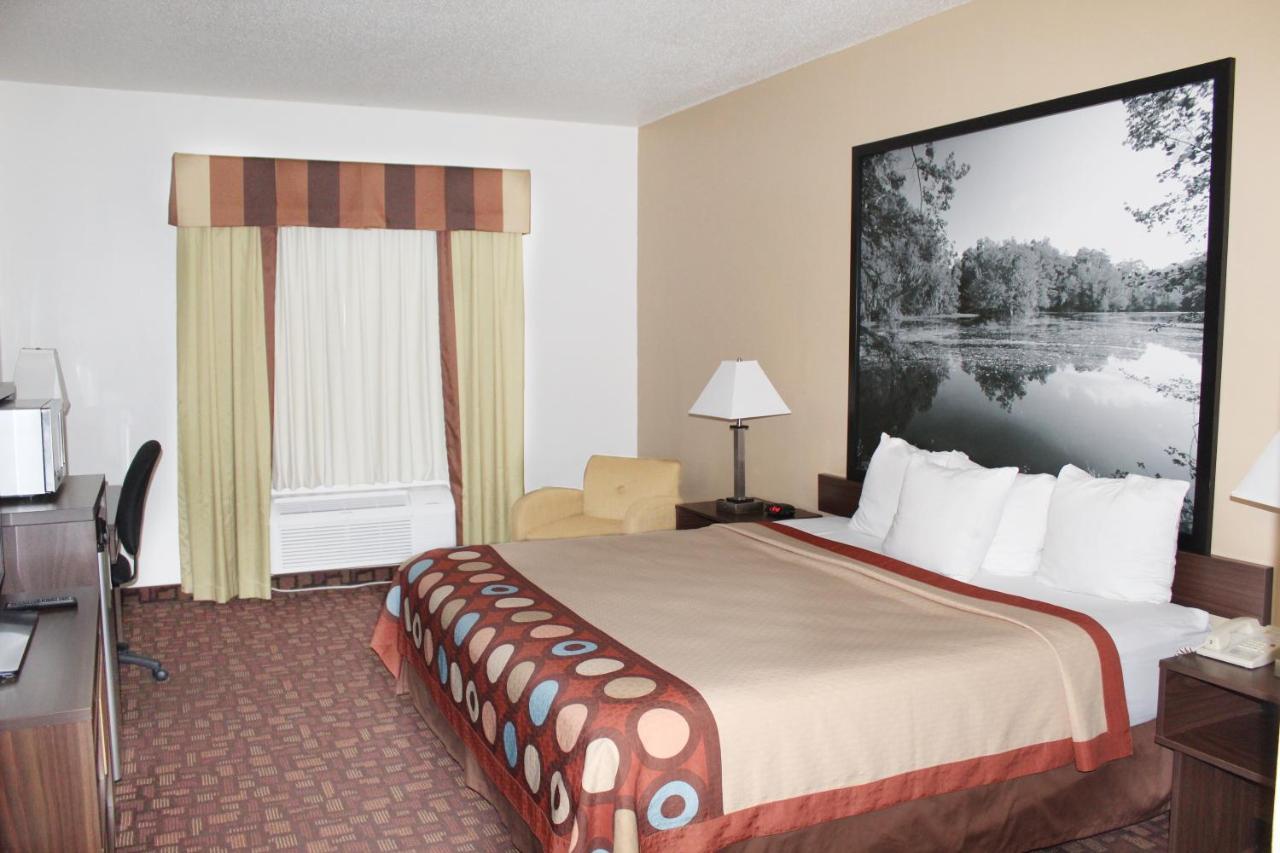 Super 8 By Wyndham Three Rivers Exterior photo