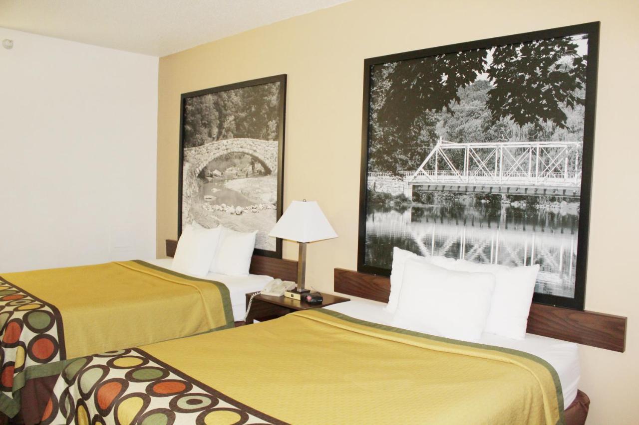 Super 8 By Wyndham Three Rivers Exterior photo