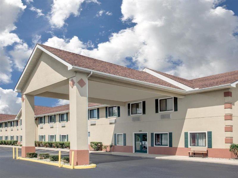 Super 8 By Wyndham Three Rivers Exterior photo