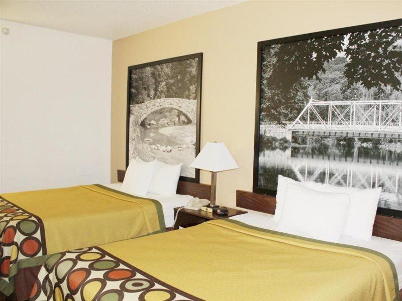 Super 8 By Wyndham Three Rivers Exterior photo